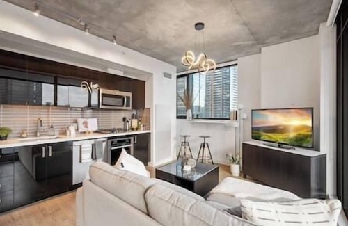 Connaught Apartment | Calgary Tower View | King Bed |AC | Gym | 2BR