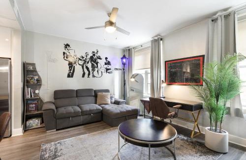 Central Business District Apartment | California Building Oasis: 1BR Condo in Vibrant New Orleans