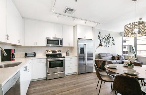 Central Business District Apartment | California Building Oasis: 1BR Condo in Vibrant New Orleans