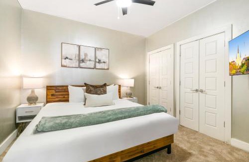 Central Business District Apartment | California Building Oasis: 1BR Condo in Vibrant New Orleans