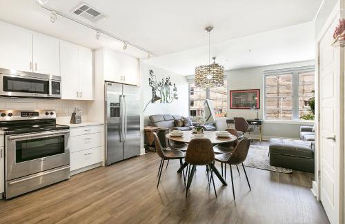 Central Business District Apartment | California Building Oasis: 1BR Condo in Vibrant New Orleans