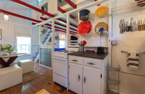 Minnesott Beach Cottage | Call My Bluff- Quaint Cottage Overlooking the Neuse River. Honeymoon perfect!