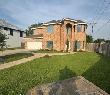 Edinburg House | Calm 2 Story Luxury Rental Home