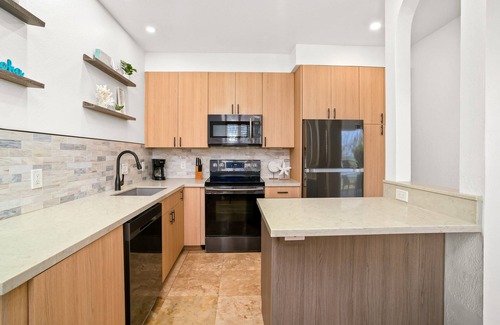 Bayview Condo | Calm island condo with ocean views & pool - walking distance from beaches