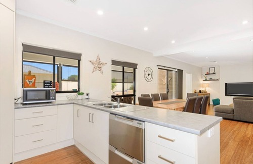 Moonta Bay Hotel | Calm Waters, Moonta Bay