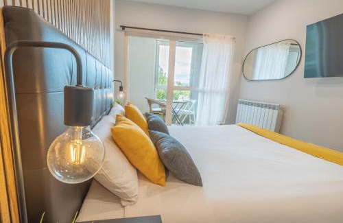 Mendebaldea Apartment | Calma y Luz by Clabao