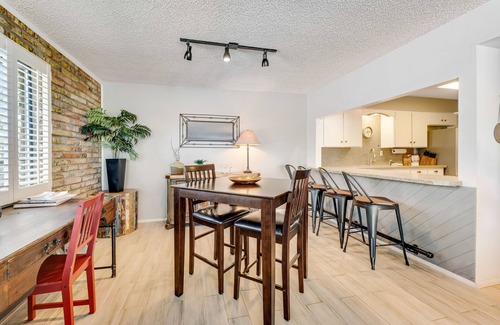 Carefree Condo | Calming condo with pool, fireplace, fast WiFi & W/D - golf nearby