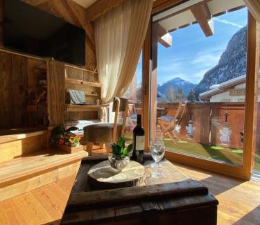 Campitello di Fassa Apartment | Calore di una Casa di Montagna