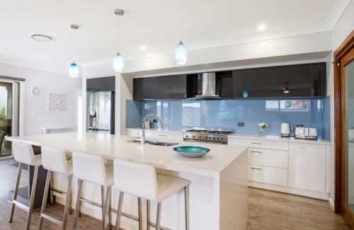 Callala Beach House | Calypso - 4 Mins Walk to Beach - Community Pool