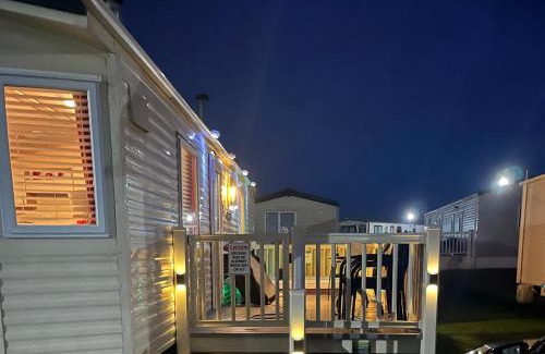 Tattershall Cabin | Calypso Hot Tub Breaks Tattershall Lakes Pet Friendly