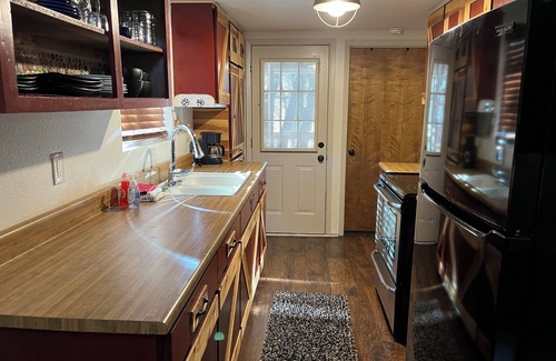 Pine Cabin | Calypso's Hideaway in delightful Pine with WiFi, AC