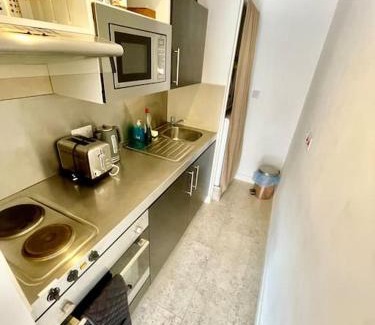 Mill Road Apartment | Cambridge City Centre Studio, Sleeps 3