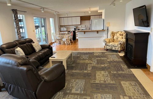 Lake of the Ozarks House | Camdenton Resort - 7 bedroom 3 bathroom house.