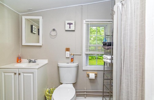Tannersville House | Camelback cottage - on ONE ACRE & near local attractions