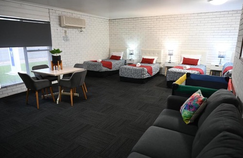 West Wyalong Hotel | Cameo Inn Motel