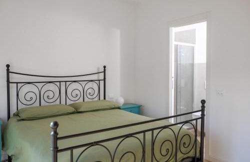 Isolotto House | Camera Matrimoniale con bagno privato-struttura condivisa con Host-CASA ENEA