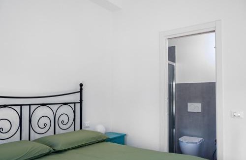 Isolotto House | Camera Matrimoniale con bagno privato-struttura condivisa con Host-CASA ENEA
