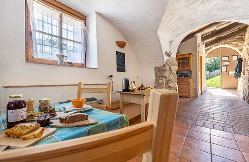 Ala Apartment | 'Camera Tripla' Room with Mountain View, Shared Garden and Balcony