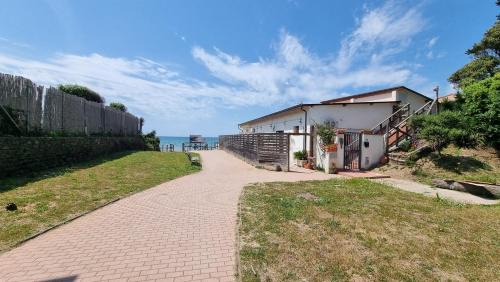 Fondi House | CAMERETTA SUL MARE con OMBRELLONE