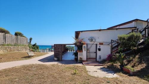 Fondi House | CAMERETTA SUL MARE con OMBRELLONE