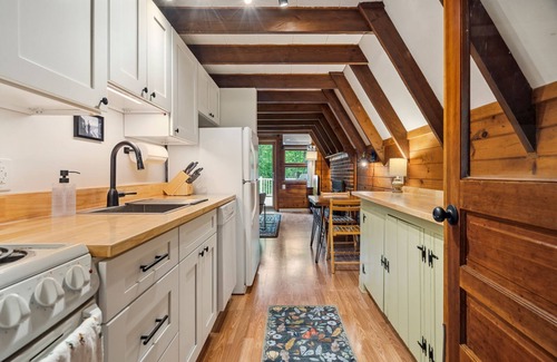 Center Conway House | Camp Conway | Hot Tub | A-Frame | New Kitchen | AC