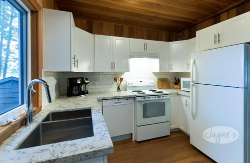 Bala Cottage | Camp Meda on Meda Island on Lake Muskoka! Complete Privacy! Sauna!