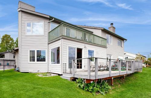 Bayshore - Klatt House | Campbell Lake Escape