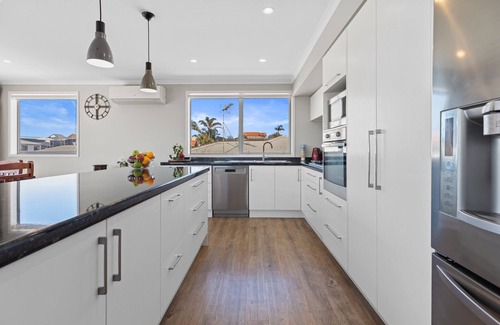 Mount Maunganui House | Campbell Road Classic – Mount Maunganui Bach