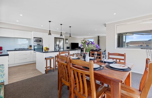 Mount Maunganui House | Campbell Road Classic – Mount Maunganui Bach