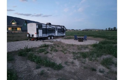 Cody House | Camper at Mountain Haven-WiFi/AC/outdoor fire pit/grill/hammocks/picnic table