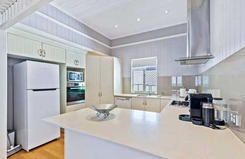 Camp Hill House | Camphill Retreat - 3BD, 7Km to Brisbane CBD
