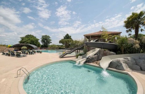 Saint-Julien-des-Landes House | Camping 5 étoiles - Piscine - ccbbdih