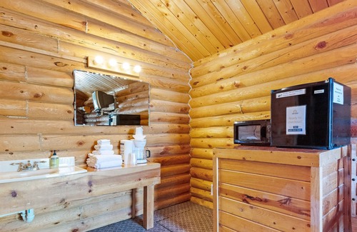 St. Charles Cabin | Camping studio with well-equipped kitchenette