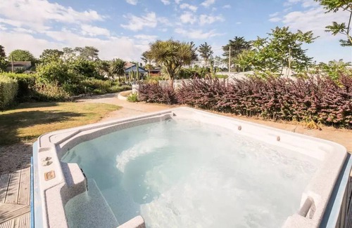 Plomodiern House | Campsite Ker Vella - Mobile Home 3 rooms 4/5 people semi-covered terrace