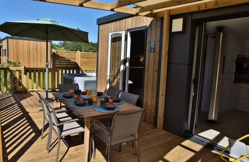 Caro House | Campsite maeva Respire Domaine de Kervallon * - Mobile Home Taos 4 Rooms 6 People + Jacuzzi + TV