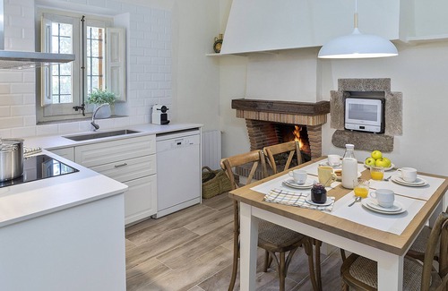 Monells House | Can Cristus a Monells , Casa Rural con Encanto Ideal Para Familias