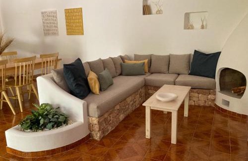 Pilar de la Mola House | CAN MARIANO BARBER