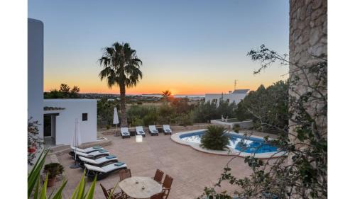 San Antonio Bay Villa | Can Mestre is a huge Villa with stunning sunset views near to San Antonio