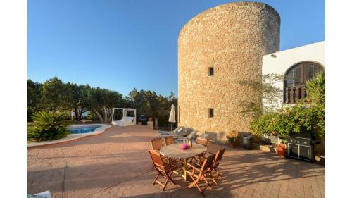 San Antonio Bay Villa | Can Mestre is a huge Villa with stunning sunset views near to San Antonio