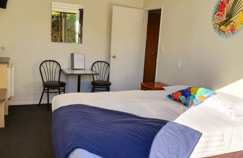 Kaikoura House | Can sleep either up to 6, 13 to 19 people with Stunning Mountain Views & Gardens