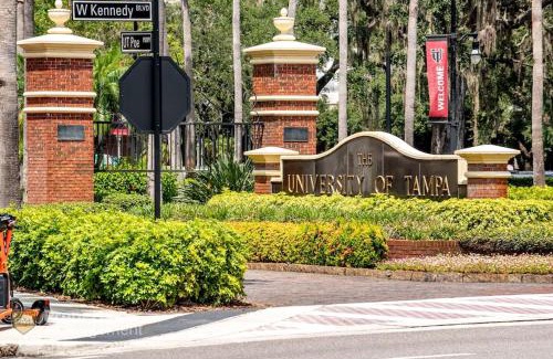 Hyde Park Apartment | Can't Buy Me Love - U of Tampa Flat in N Hyde Park