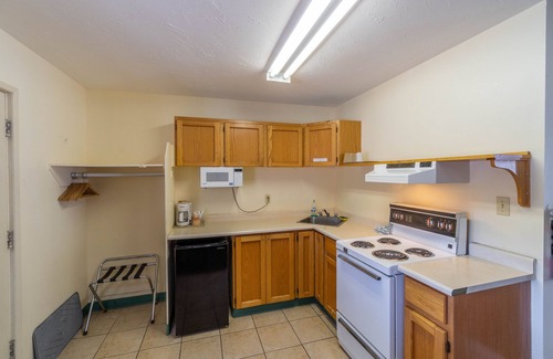 Cache Creek Hotel | Canadas Best Value Desert Inn & Suites Cache Creek