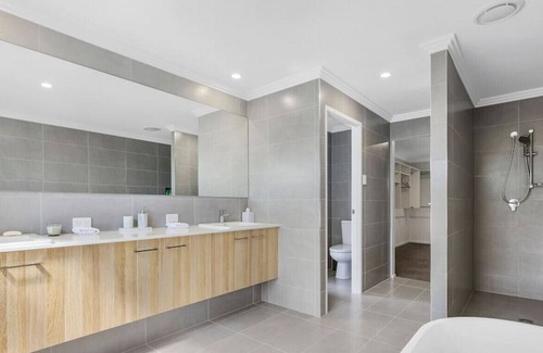 Gold Coast House | 'Canal Bliss ' 4BR Waterfront Hope Island Home