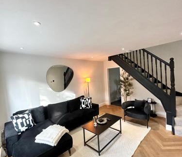 Eccles House | Canal Mews - 1 min from Trafford Centre and 2 min M60!