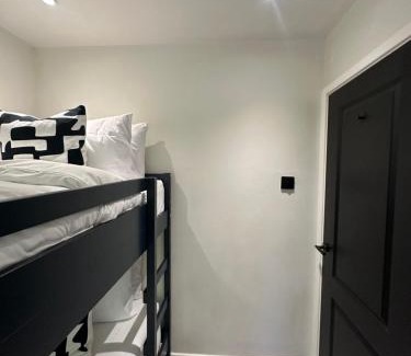 Eccles House | Canal Mews - 1 min from Trafford Centre and 2 min M60!