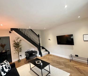 Eccles House | Canal Mews - 1 min from Trafford Centre and 2 min M60!