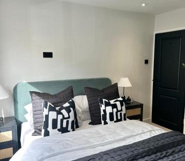Eccles House | Canal Mews - 1 min from Trafford Centre and 2 min M60!