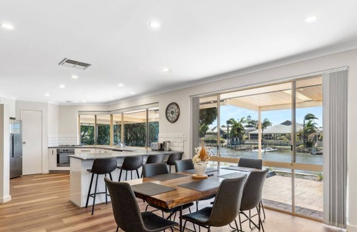 South Yunderup House | Canal-Side Retreat with Private Jetty and Kayaks