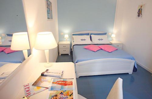 Rimini Historic Center Apartment | "Canal View", appartamento ampio e luminoso, con splendida vista sul canale e sul ponte romano, free parking, AC, WIFI