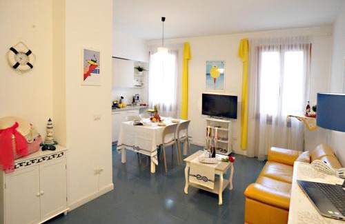 Rimini Historic Center Apartment | "Canal View", appartamento ampio e luminoso, con splendida vista sul canale e sul ponte romano, free parking, AC, WIFI